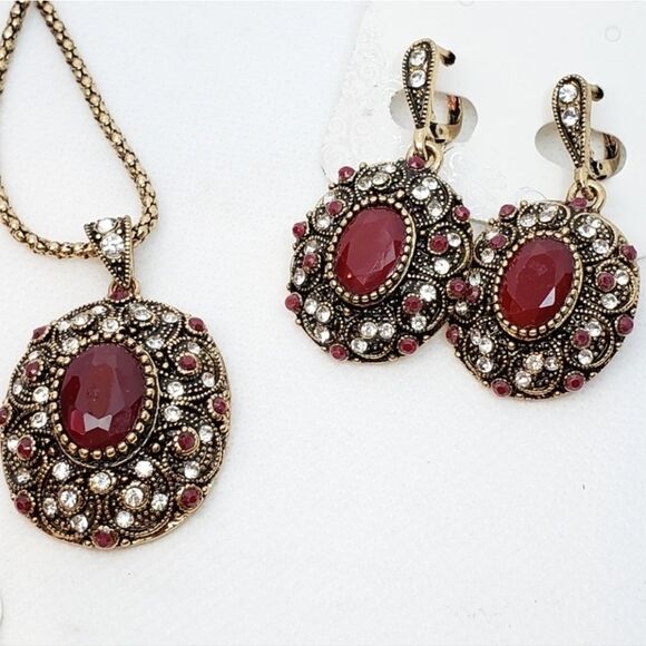 🔹️NIB Wine Red & Rhinestone Earring & Necklace Set - Picture 4 of 12